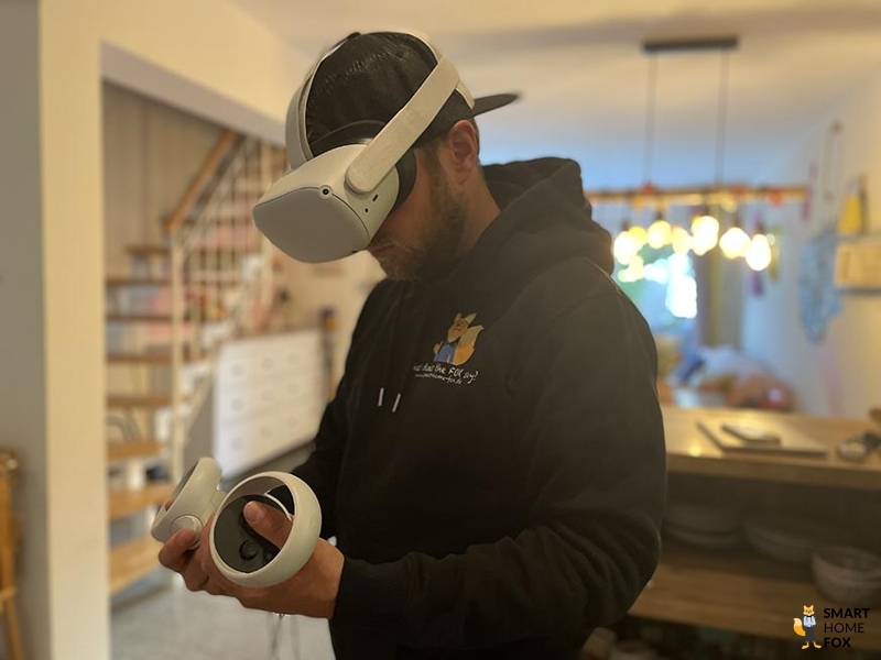 Тестировщик с удивлением смотрит на свои руки в очках